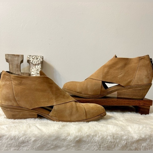 Eileen Fisher Cluster Leather Crisscross Bootie Size 7 - Picture 4 of 14